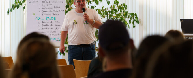 Ehrenmitglied Stephan Brünig hielt die Keynote zum 15-jährigen Jubiläum der JVM.