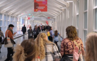 Menschen laufen einen hellen Gang entlang.