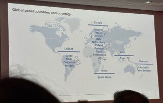 An die Wand wird eine Weltkarte projiziert.