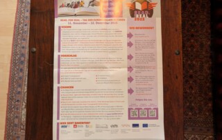 Ein Plakat liegt auf einem Tisch.