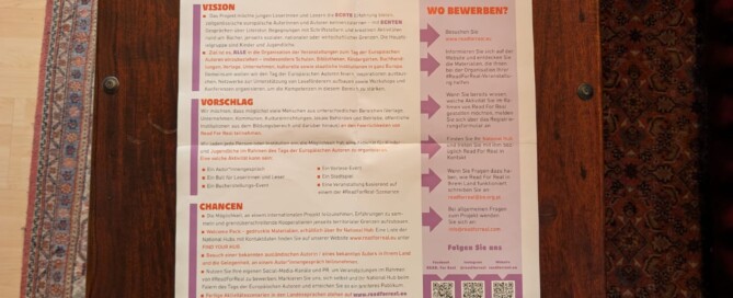 Ein Plakat liegt auf einem Tisch.