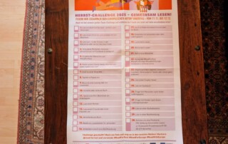 Ein Plakat zeigt eine Checkliste und liegt auf einem Tisch.