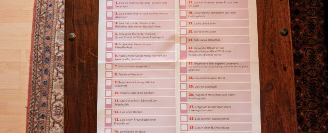 Ein Plakat zeigt eine Checkliste und liegt auf einem Tisch.