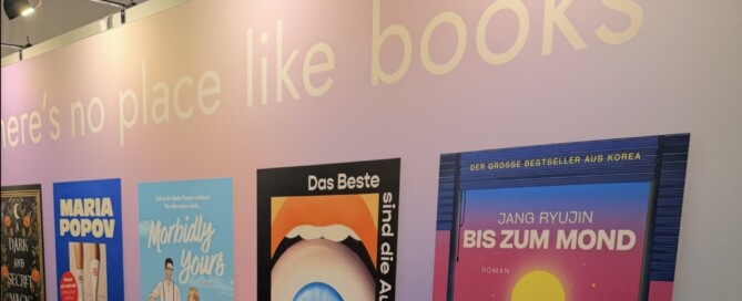 Eine beleuchtete Tafel mit der Aufschrift "There's no place like books" und verschiedenen Buchcovern.