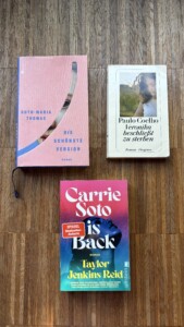 3 Bücher: "Veronika beschließt zu sterben" von Paulo Coelho, "Carrie Soto is Back" von Taylor Jenkins Reid und "Die schönste Version" von Ruth-Maria Thomas.